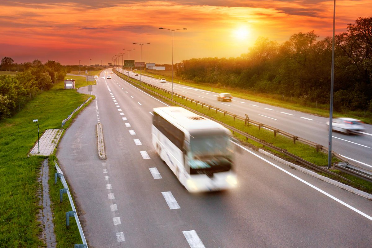 Nieuwe verkeersregels voor autocars vanaf 1 april. De maximaal toegelaten snelheid op autosnelwegen wordt opgetrokken van 90 naar 100km/u op voorwaarde dat er een gordel is voorzien voor alle zitplaatsen en dat er een snelheidsbegrenzer geïnstalleerd is. bit.ly/2GXkHI7