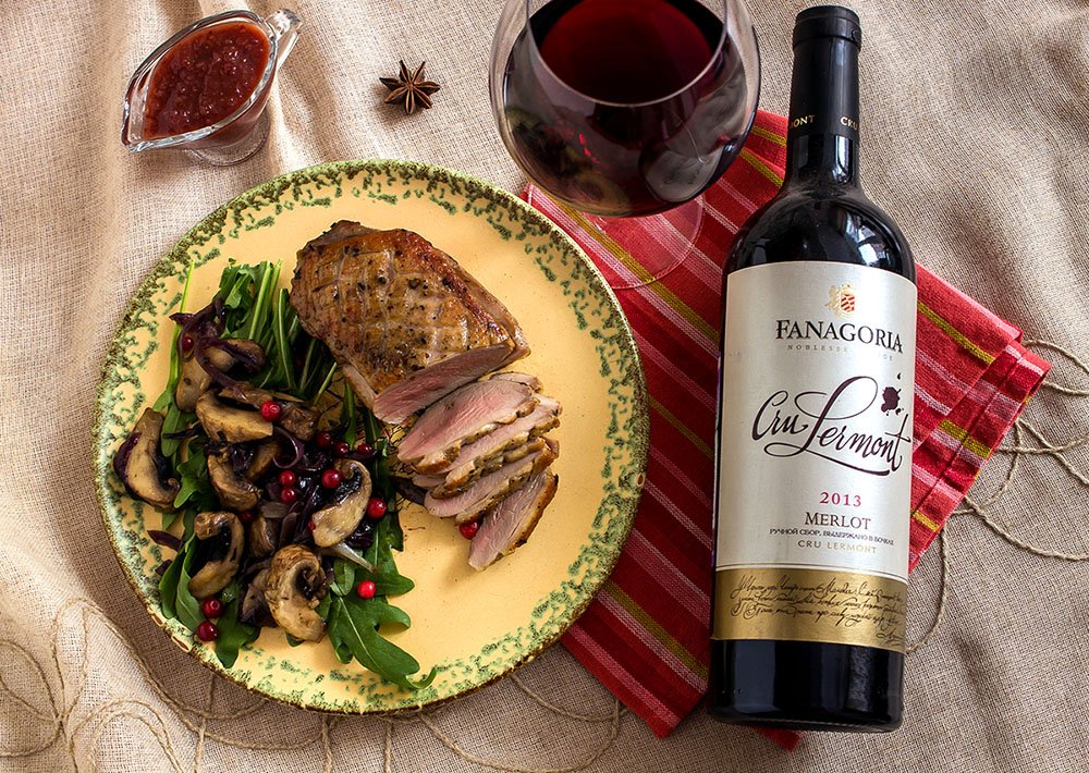 что подают к белому вину. какое вино подходит к утке. вино мясо овощи. хорошее вино к роллам. вино дичь.