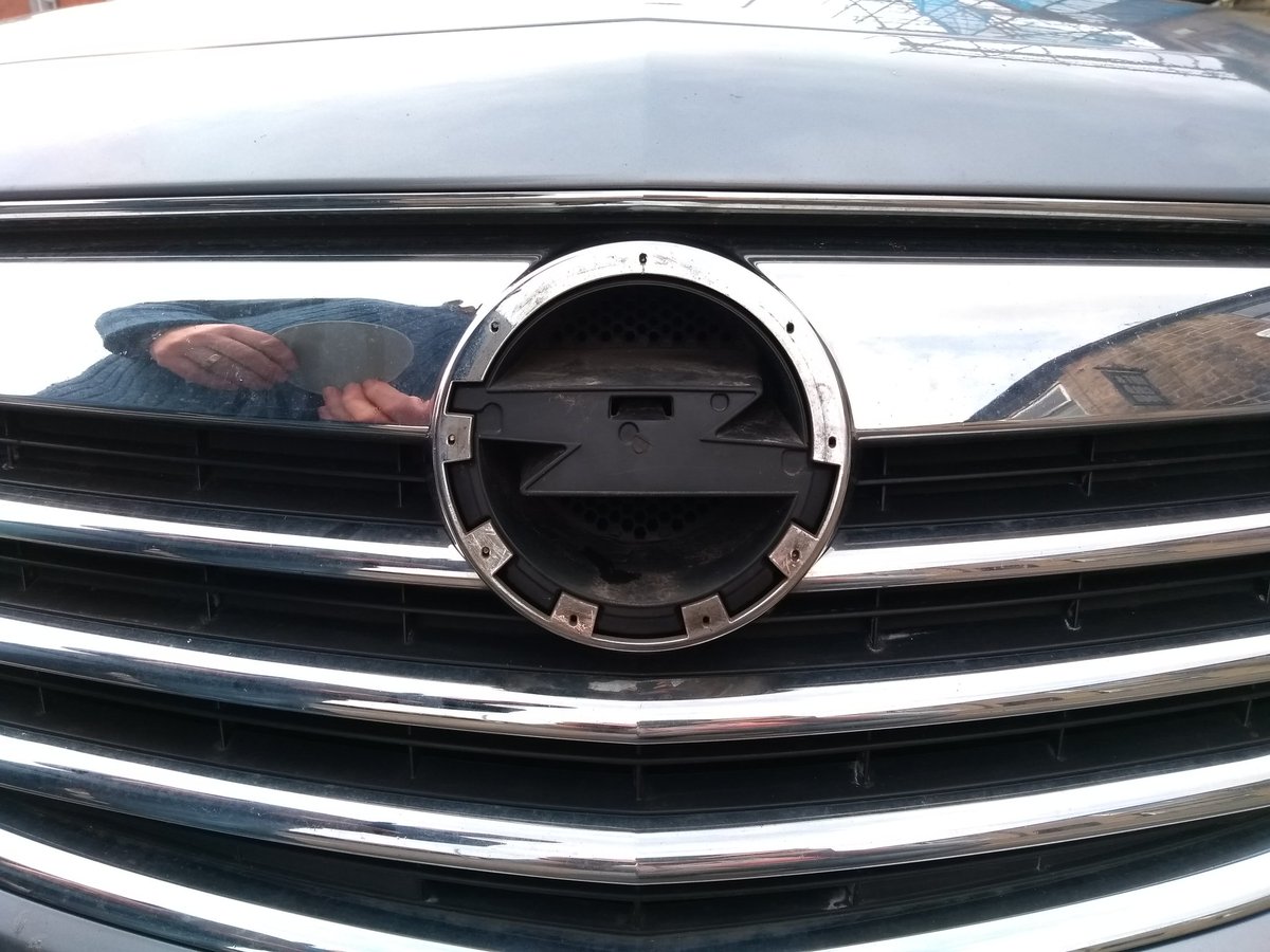 Bugman_140's tweet image. Someone pinched the badge off the front of my dad&apos;s car, so we printed a replacement......made it a S.H.E.I.L.D badge while we were at it. 😀
Printed in @Fillamentum Rapunzel Silver
#PracticalPrinting ? Kind of. Lol 😂
#3Dprinting