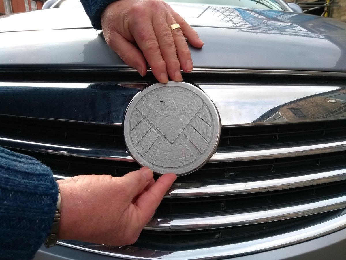 Bugman_140's tweet image. Someone pinched the badge off the front of my dad&apos;s car, so we printed a replacement......made it a S.H.E.I.L.D badge while we were at it. 😀
Printed in @Fillamentum Rapunzel Silver
#PracticalPrinting ? Kind of. Lol 😂
#3Dprinting