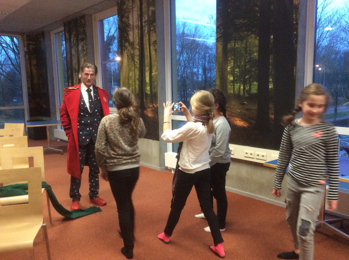 RT <a href="/Zonnestraaltjes/">☀️ Odilia Rens - Delius ☀️</a>: Nog 2 kiekjes voor de fotorapportage die de meiden van <a href="/synergieschool/">Synergieschool</a> gemaakt hebben van de workshop <a href="/symposium/">Divine Love</a> “Anders #GepersonaliseerdLeren @OWPLimburg vorige week woe. De kleurrijkste docent <a href="/SMCMeerssen/">StellaMarisCollege</a> <a href="/Pompervoor/">Anthony Vasyl Ravier</a> 👍🏼✅