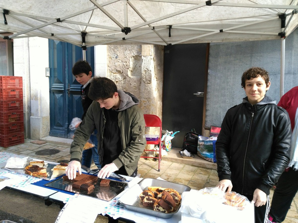 LannesMarechal's tweet photo. "le palace des gourmands", mini entreprise de la classe de #3PEP au marché de @VilledeLectoure ce matin. https://t.co/FQoDSwYhDa