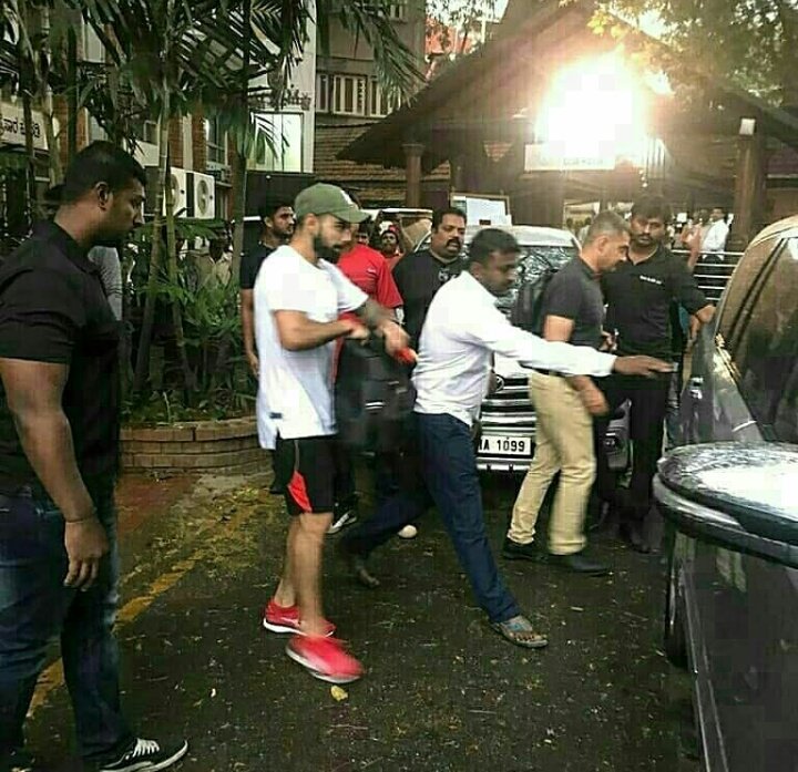barshaVkohli18's tweet photo. Woohhooo 💃💃   @imVkohli Spotted At Chinnaswami Stadium.. today.. 😘😘 #RRRCCCBBB @RCBTweets #PlayBold https://t.co/O9Xw8Jbi98