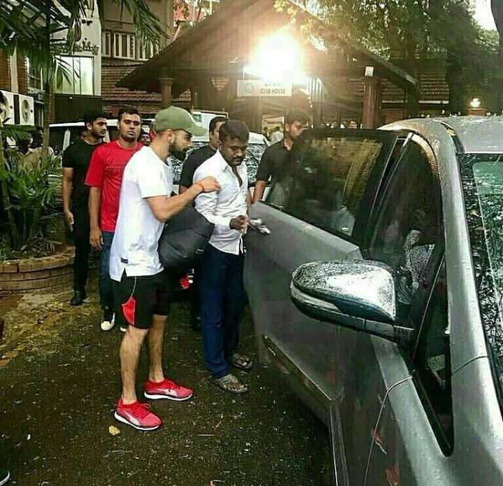 barshaVkohli18's tweet photo. Woohhooo 💃💃   @imVkohli Spotted At Chinnaswami Stadium.. today.. 😘😘 #RRRCCCBBB @RCBTweets #PlayBold https://t.co/O9Xw8Jbi98