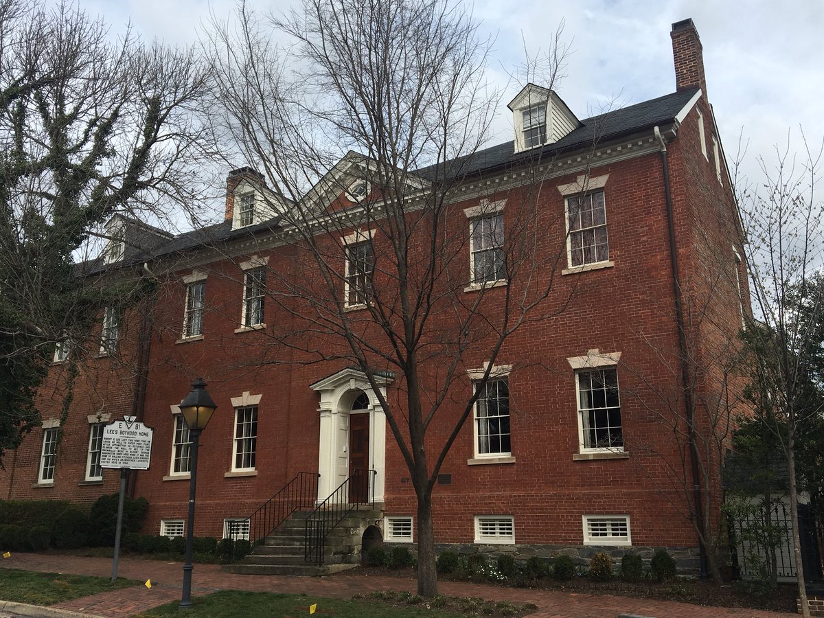 TimBarberUSCP's tweet photo. #RoberELee’s childhood home is for sale in #OldTown #Alexandria, per @washingtonpost.
@ABC7News #DMV #VA #Virginia #NoVA https://t.co/ra6aDnVFyy