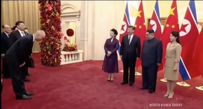 lizife's tweet photo. 蔡奇见金正恩。太紧张，还是太自卑？这是啥形象、气质？ https://t.co/rxTxiE22PK