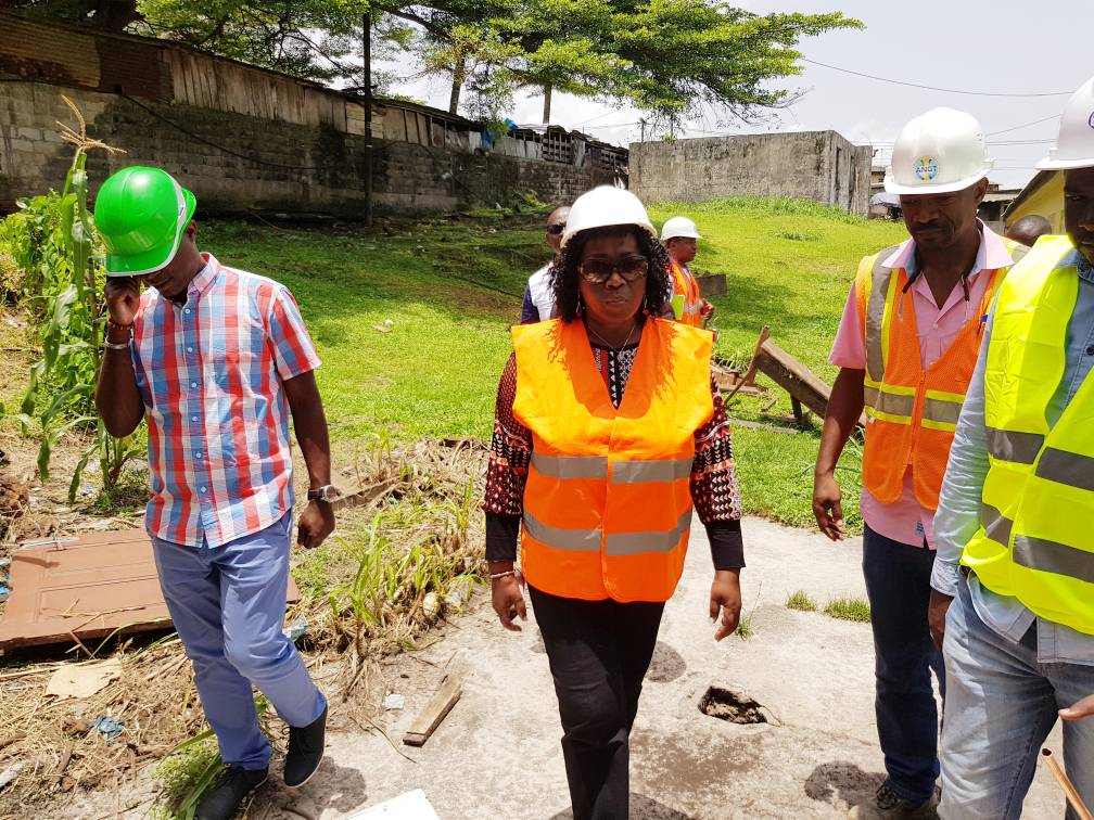 Nadine Patricia Anguilet Epouse Obame, ministre de l’Education nationale, a fait le tour d'établissements en cours de rénovation pour se rendre compte du niveau d'avancement des travaux. 
#MesuresPrio #Gabon