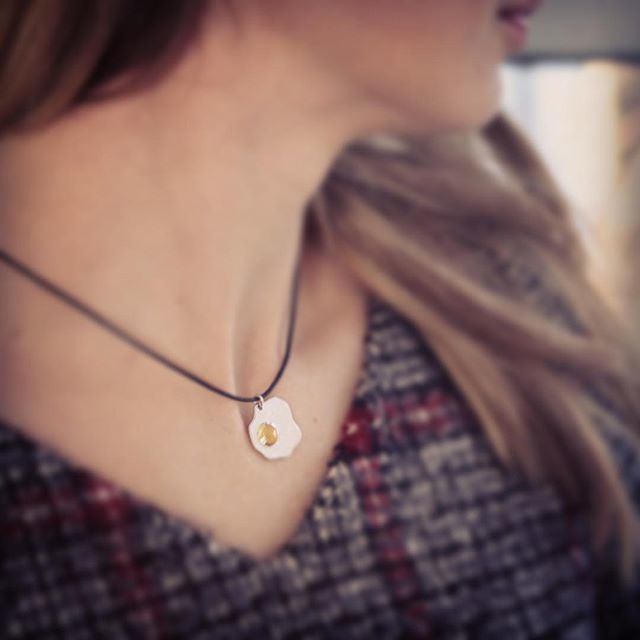 openjart's tweet image. Openjart #sunnysideup #yellowsapphire and #enamel #goldpendant. Model: @artlesya 📸@photostep #friendsforopenjart  #citrine and #silver version is at Openjart #etsystore, link 👆🏼 ift.tt/2pQLMVV