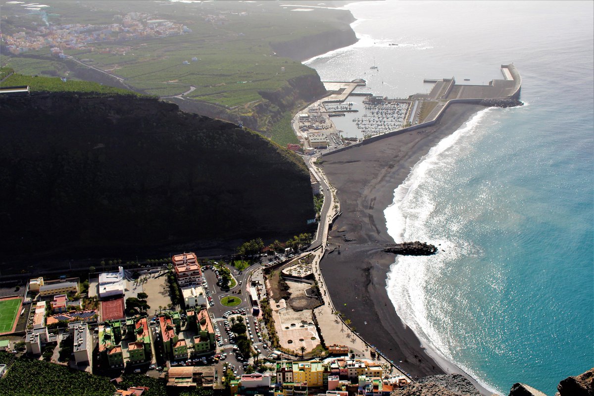 preymor1's tweet photo. La sección diaria de 5 fotos de 5 rincones de 5 #IslasCanarias . 1º.-  Playa y Puerto de Tazacorte en #LaPalma @visitalapalma @CabLaPalma @aytotazacorte @canarias_es @paisajecanario @SomosCanarias @WillyRodriguezC @moi_rodriguezr #Canarias @capitaniamarina https://t.co/y0dyHpocH1