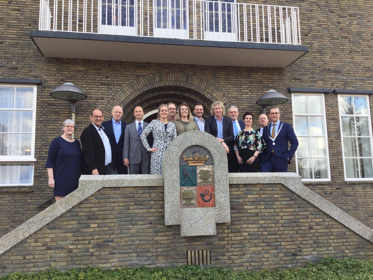 Foar it earst riedslid yn Tytsjerksteradiel! F.l.n.r.: mefrou/hear Krijgsman, Nijboer, Kramer, Van der Meijden, Wagenaar, Klont, Van Zandbergen, Steenland, Duursma, Hoekstra, Wieringa, griffier Koster, raadsvoorzitter/burgemeester Gebben.