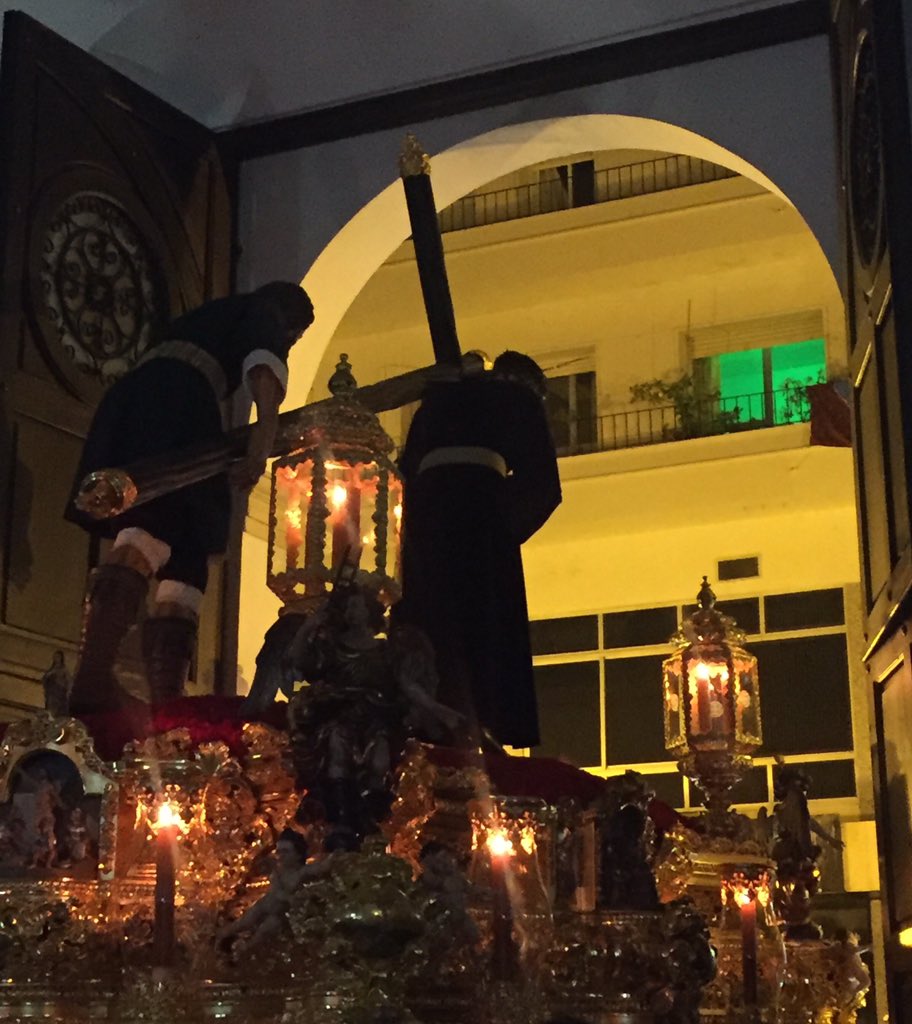 pentagrama22's tweet photo. Y se abrieron las puertas del templo, para que el señor de Huelva saliera a pasearse por sus calles solo como el sabe hacerlo ❤️❤️#MiMadrugaPerfecta #SentimientosAflorDePiel #EmpiezaLaCuentaAtras #SiguiendoTusPasos2019 https://t.co/ZZ9hvVn6Ex