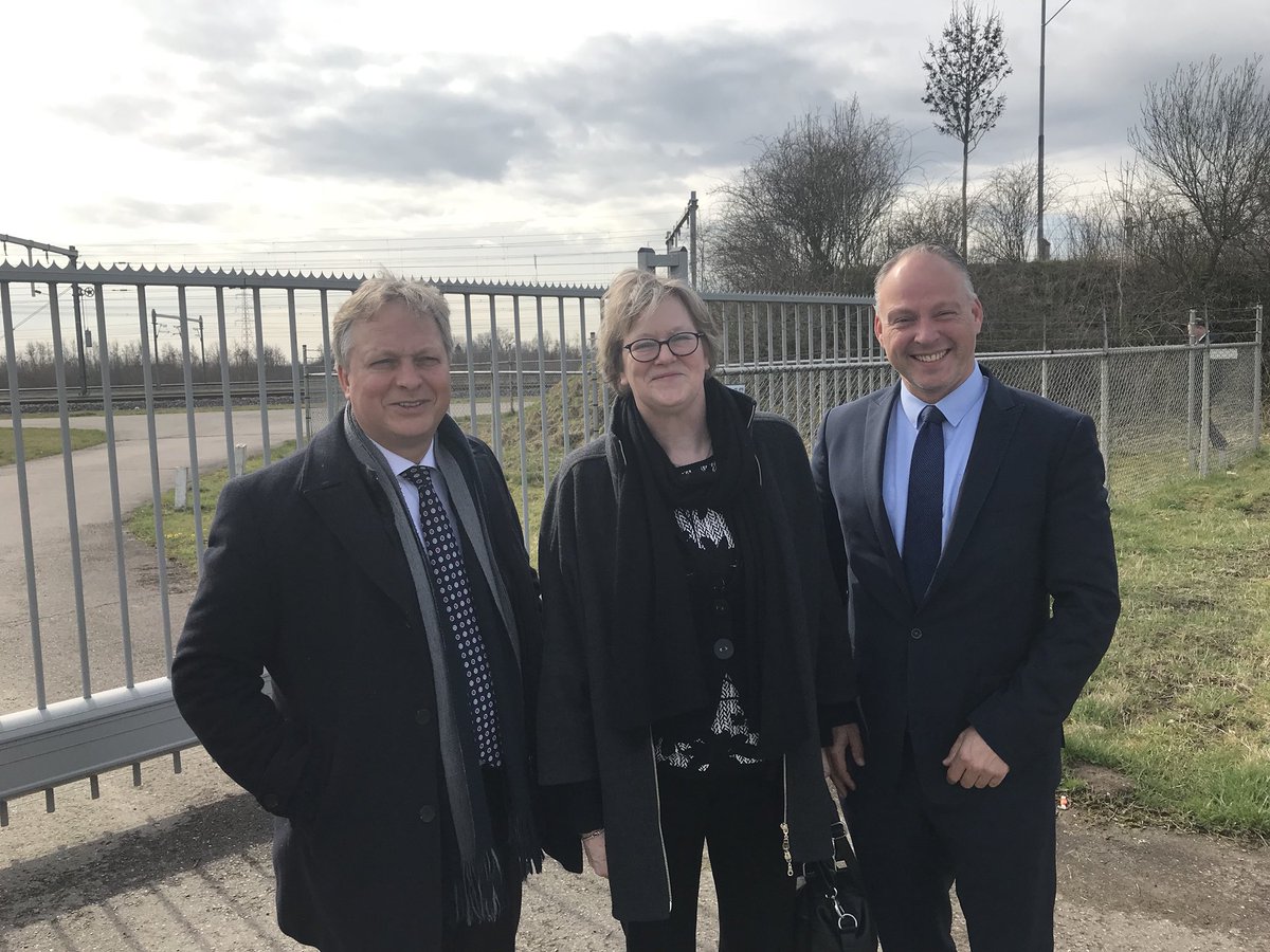 remcovvd's tweet image. Bij #railterminal Gelderland met de gedeputeerde Bieze en collega @erikziengs kansen voor multinationaal transport tussen weg en spoor, kan #A15 flink ontlasten