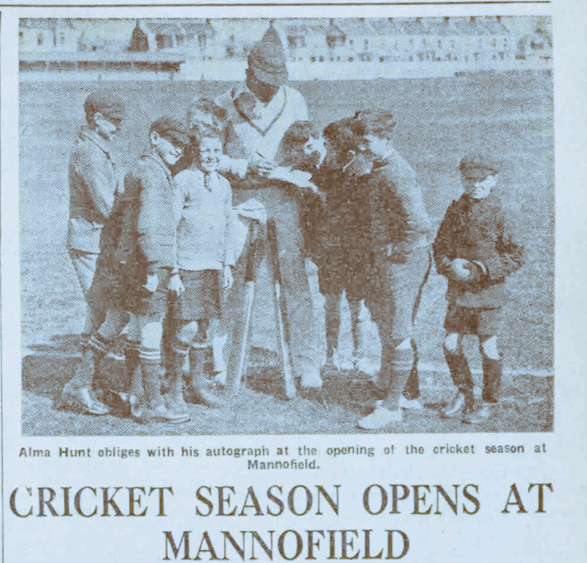 ScottyCricket's tweet photo. #AlmaHunt #WestIndian #Legend signs autographs for some well dressed Schoolboys #1936 @AberdeenshireCC https://t.co/1L9NGPR336