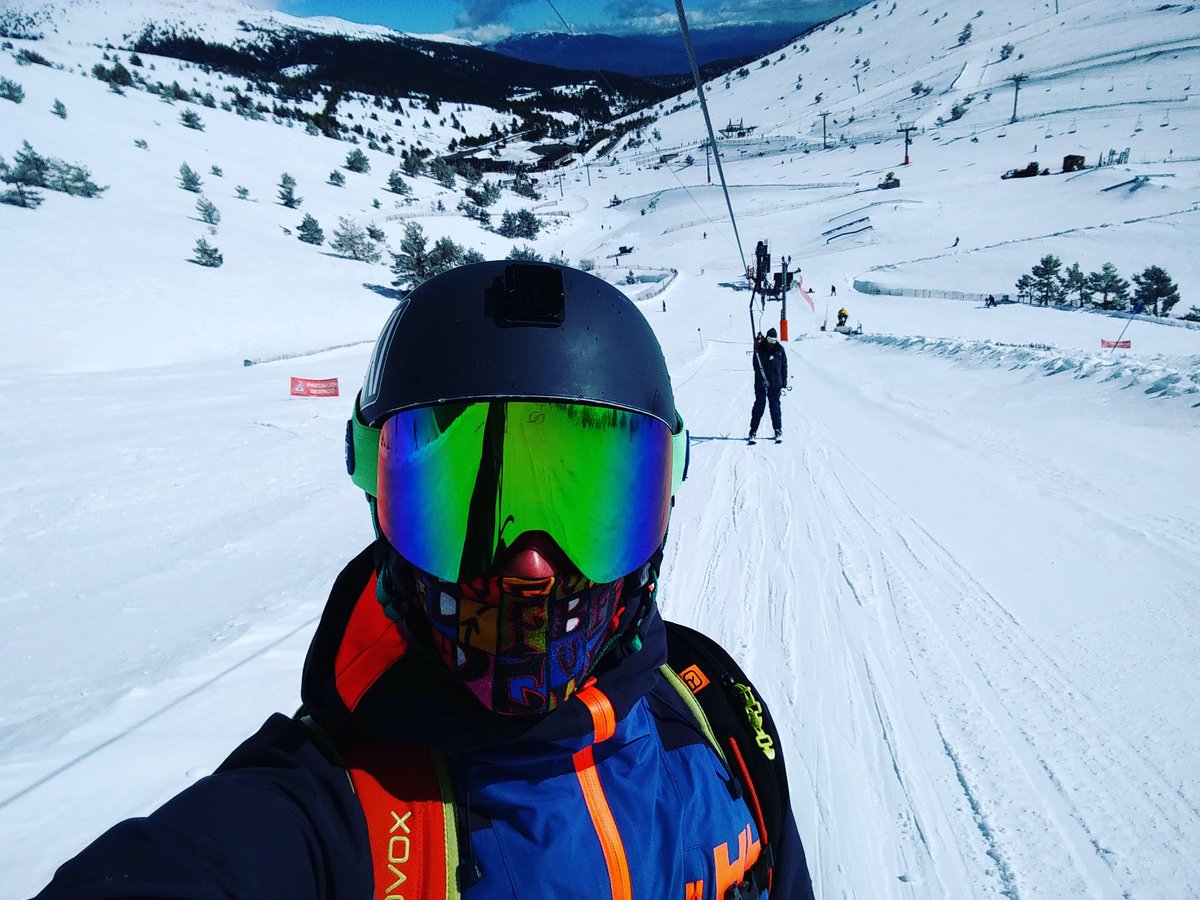 Sale el sol, hace frío y la nieve en pista es polvo del que podría caer en enero. El tiempo está loco, pero que bien nos viene a algunos 😅 <a href="/ValdesquiCotos/">@ValdesquiCotos</a>