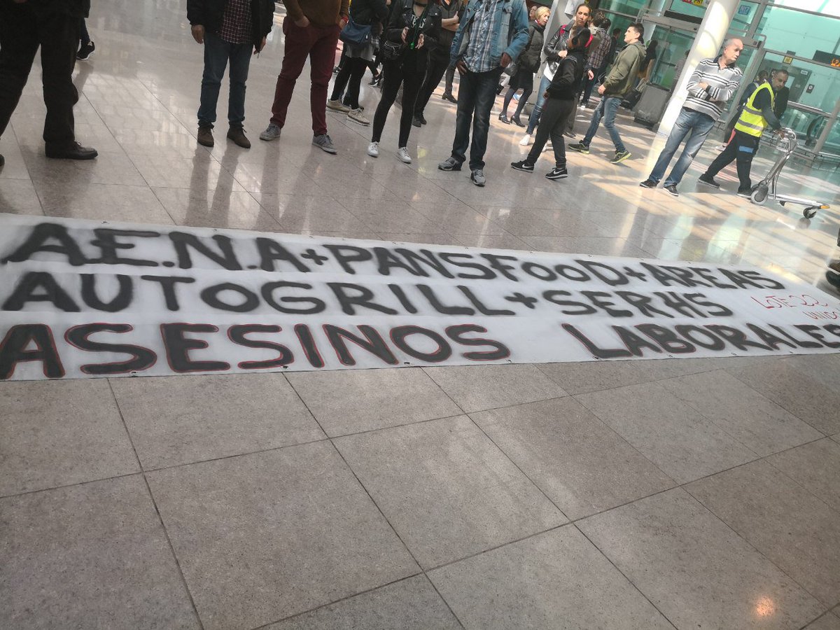 nomasprecario's tweet photo. Las compañeras y compañeros de @BCNLote22 hoy en el Aeropuerto de Barcelona, luchando por unas condiciones laborales dignas en el sector hostelero, contra la precarización de @aena. #NoMasPrecariedad https://t.co/RdxOYmKpqw