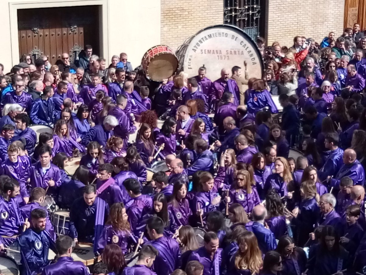 Ancestral tradición, origen de una leyenda de 1127! Extraordinario momento en #Calanda #RompidaHora #SemanaSantaAragon #RutadelTamboryelBombo <a href="/VisitBajoAragon/">Bajo Aragón Comarca</a> <a href="/aragonturismo/">Turismo de Aragón</a> <a href="/TurismoTeruel/">Turismo Teruel</a> <a href="/SemSantaCalanda/">Semana Santa Calanda</a> <a href="/calandanazareno/">Calanda Nazareno</a> <a href="/KalandaCalanda/">Kalanda</a> @ElRedobleBlog #InteresTuristicoNacional