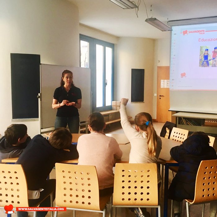 Eccoci alla Scuola Svizzera di #Milano per una lezione agli adulti del domani! ❤ #IlMondoMigliore