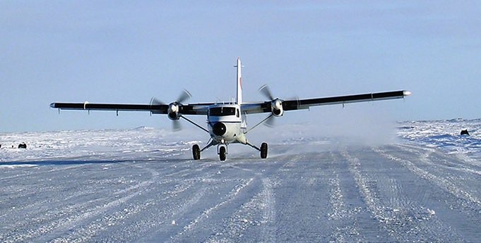 Aerossurance's tweet photo. Man Hit in Head By Aircraft During #Arctic #Nuclear #Submarine Exercise  https://t.co/y1ZQuvzmBF #ntsb #icex2018 #avgeek #flightsafety #USNavy #royalnavy https://t.co/dzmQlNARtO
