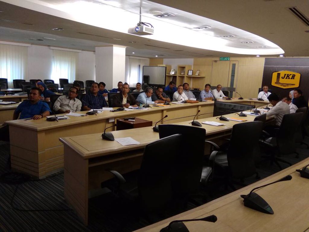 Mesyuarat Tapak ke 29 Projek Menaiktaraf Laluan Persekutuan 12 FR(12) Dari Gambang, Pahang ke Segamat Johor (FASA1) telah dipengerusikan oleh TKPKR Sektor Infra. Semoga projek dapat berjalan dengan lancar sebagaimana dirancang.<a href="/HasmiJkr/">Hasmi Ahmad</a> <a href="/RoslanMdTaha/">Roslan Md Taha</a> <a href="/CawJalanJKR/">Cawangan Jalan JKR Malaysia</a> #InfraRakyat