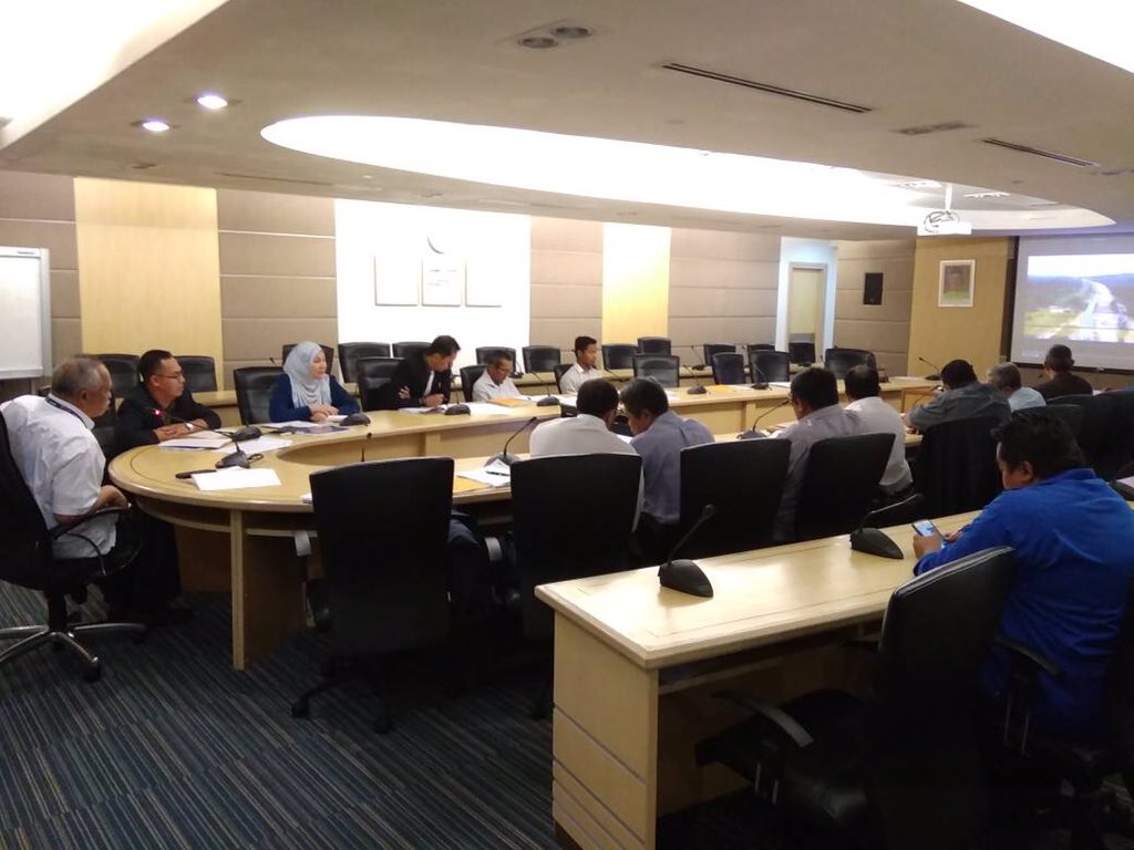 UPKZonTimur2's tweet photo. Mesyuarat Tapak ke 29 Projek Menaiktaraf Laluan Persekutuan 12 FR(12) Dari Gambang, Pahang ke Segamat Johor (FASA1) telah dipengerusikan oleh TKPKR Sektor Infra. Semoga projek dapat berjalan dengan lancar sebagaimana dirancang.@HasmiJkr @RoslanMdTaha @CawJalanJKR #InfraRakyat https://t.co/jveXb0s8Rx