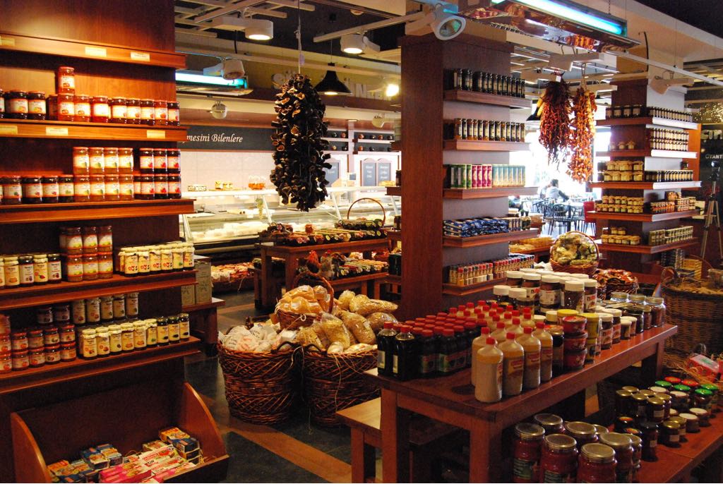 Gökçebel şubemiz gurme konseptinde olan tek mağazamız. Hem kahvaltınızı yapabilir, hem de kahvaltınızda beğendiğiniz ürünleri satın alabilirsiniz. Ayrıca tüm peynir çeşitlerimizi ve şarküteri ürünlerimizi bulmanız mümkün😊👨‍🍳
Çıngıloğlu Otantik Peynir Marketi 🧀