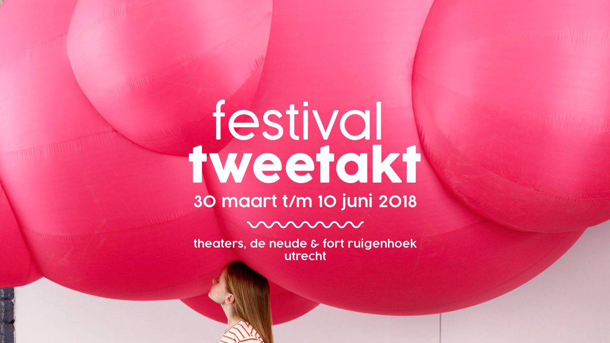Vandaag begint @TweetaktUtrecht! Je ziet er onder andere 'Synchroon', een voorstelling waarin drie dansers naast elkaar dezelfde bewegingen uitoefenen op loopbanden: bit.ly/2GoeojK.