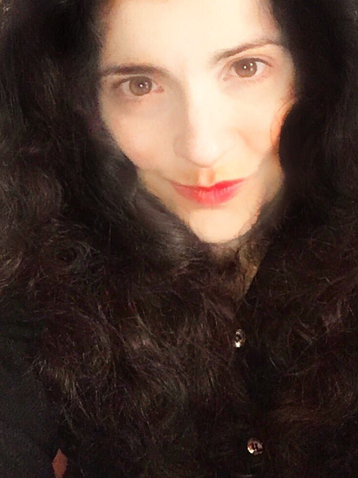 AntonellaChessa's tweet photo. Un po’ di rosso,un po’ di luce,niente più.💄#onlylipstick #rouge #red https://t.co/Q1GPtSUSvU