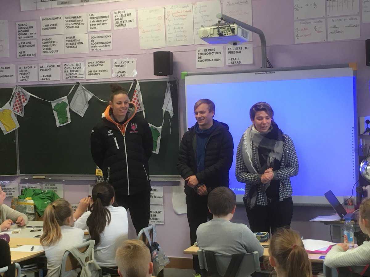 Sabrina Reghaissia fait la dictée du tour de France à l'école Pierre Curie #ArrasBasket #TDF2018 <a href="/GrandArras/">Com. Urbaine Arras</a> <a href="/VilleArras/">Ville d'Arras</a>