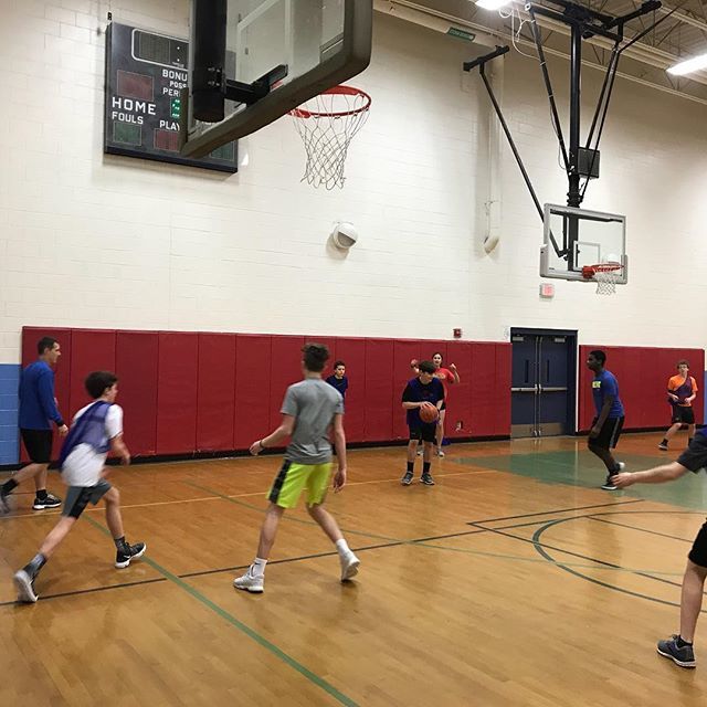GMS_LeadLearner's tweet image. The Be Better Classic is underway! Champs will start versus the faculty team. Great participation from our 8th graders!! #DMSROCKS ift.tt/2GkL35x