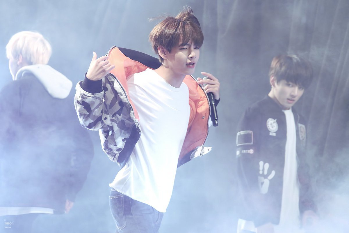 Вигуки бтс обнимаются. Bts тэхен и юнги. Ви тэхен 2022. Свадьба вигуков бтс. Чон чонгук и тэхен.