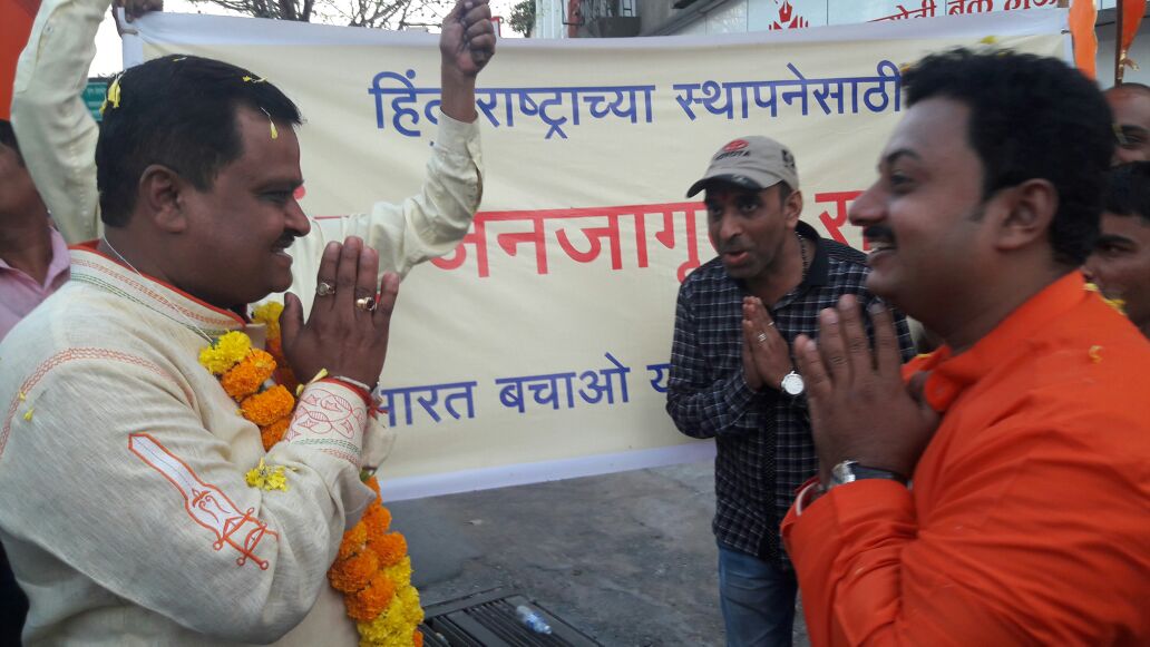 av_adh's tweet photo. #जनसंख्या_नियंत्रण_क़ानून के लिए #भारत_बचाओ_यात्रा के माध्यम से पुरे भारत का दौरा करते सुदर्शन टीव्ही के @SureshChavhanke जी का हिंदु जनजागृती समिती @hindujagrutiorg की ओर से पुणे में सहर्ष स्वागत

@Milind_MMD @swetamishraa @SunnySanatani @RashtrvadiHindu @ganeshtambess @VgDaula https://t.co/3GV9wZOx5a