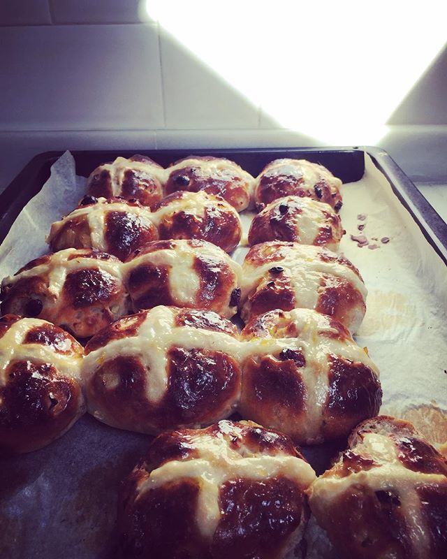 RanchoDelIngles's tweet image. It has taken all day ( 3 x proving) to make these HCBs which amusingly look more like baked potatoes or maybe rock cakes. 🙄 Secretly pleased as taste quite good  #hotcrossbuns #whatapalaver #happyeastereveryone ift.tt/2GmaFD4