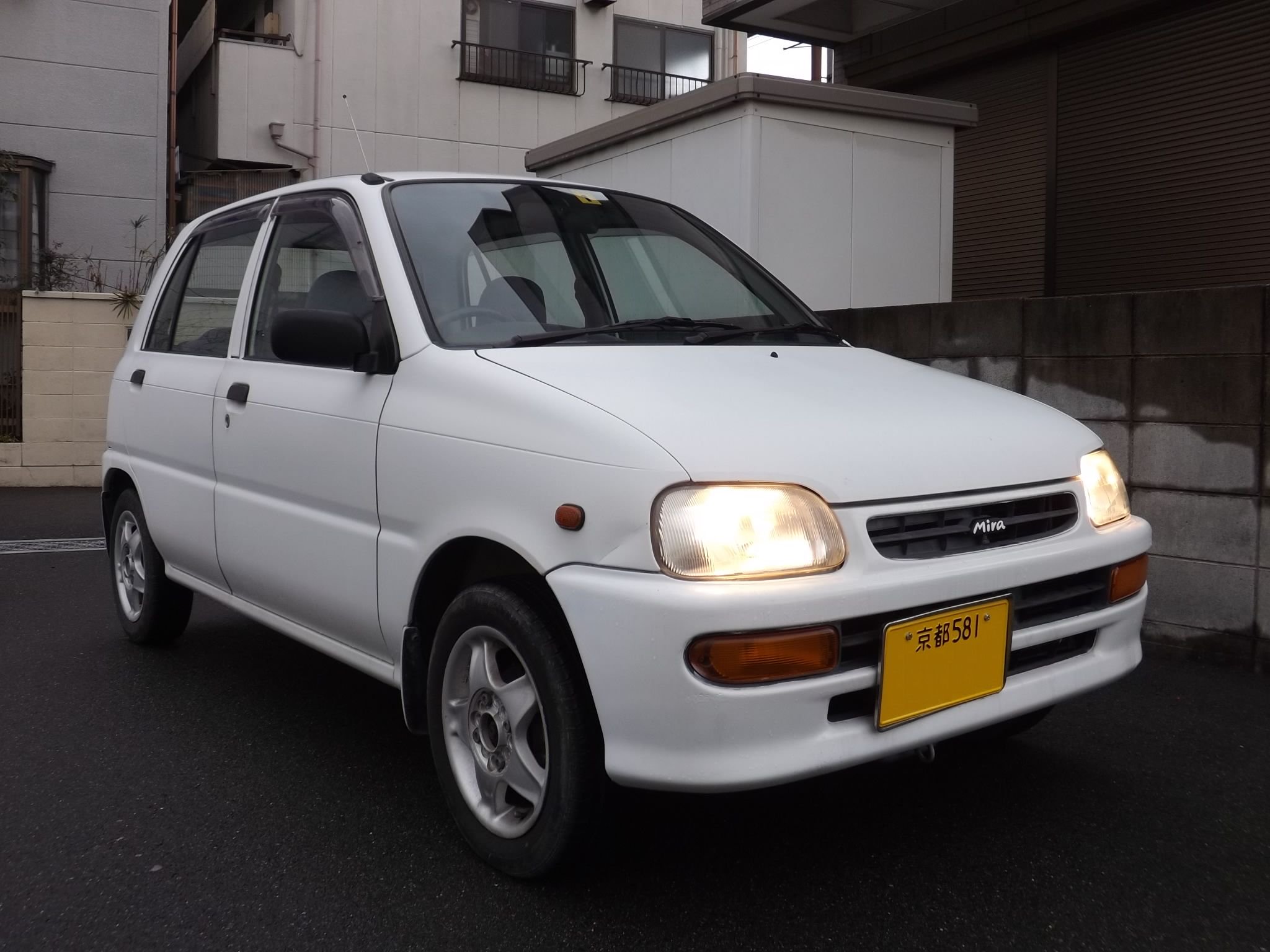 しばとら なんでも屋 トヨタ ハイエースロング H100系 機会あって数回運転しました 今のミニバンとは違いワンボックス エンジンもパワフルで大人数の移動も全くストレスを感じません 世界中でヒットするのも分かります 内装もいい時代の 車のため