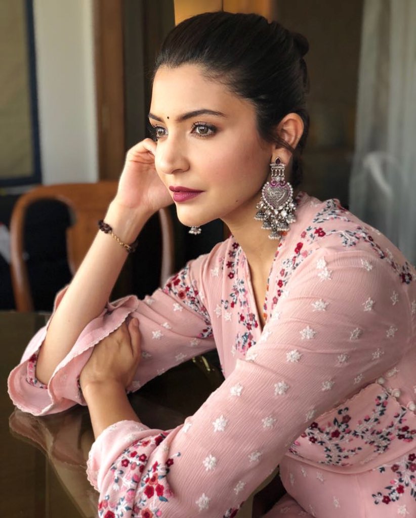 UVCommunication's tweet photo. #AnushkaSharma looks ravishing in this #muave outfit..

@AnushkaSharma @proyuvraaj https://t.co/OtQe2TjT2q