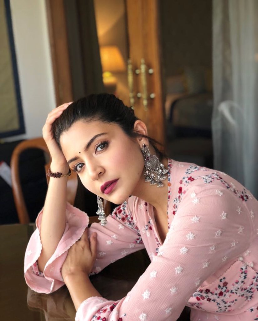 UVCommunication's tweet photo. #AnushkaSharma looks ravishing in this #muave outfit..

@AnushkaSharma @proyuvraaj https://t.co/OtQe2TjT2q