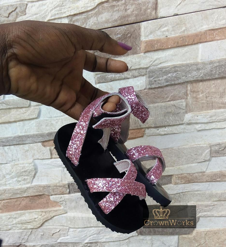 _crownworks's tweet photo. For your little girl ❤
#pink #babygirl #glitters #behumble #sandal #black #affordable #marble #baby #yay #crownworks https://t.co/WaXIqOK5qh