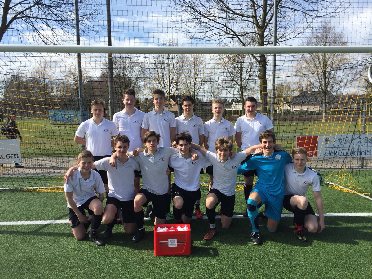 Zie hier ons sterrenteam, dat deelnam aan het #OlympicMoves-voetbaltoernooi! De Olympische gedachte ‘Meedoen is belangrijker dan winnen’ is zeer sportief ten uitvoer gebracht. #trots #complimenten #echteheren