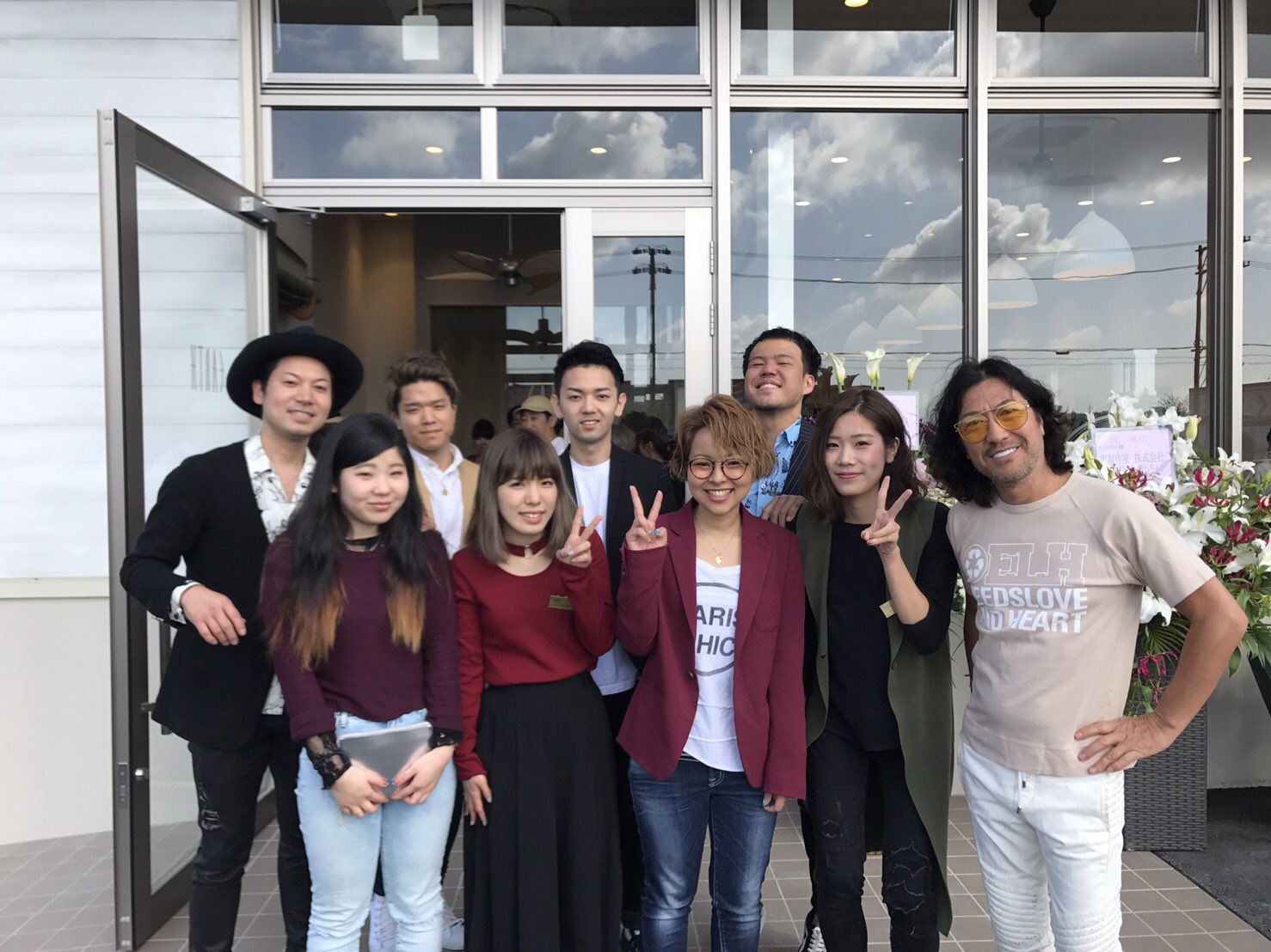 Hair Make Earth Aうるま店 皆さんこんにちは 先日オープンいたしました 沖縄 Earthうるま店です オープンの際に 國分社長はじめ たくさんのアースファミリーが かけつけてくれました 写真はうるま店の スタッフの写真になってます 面白いくて
