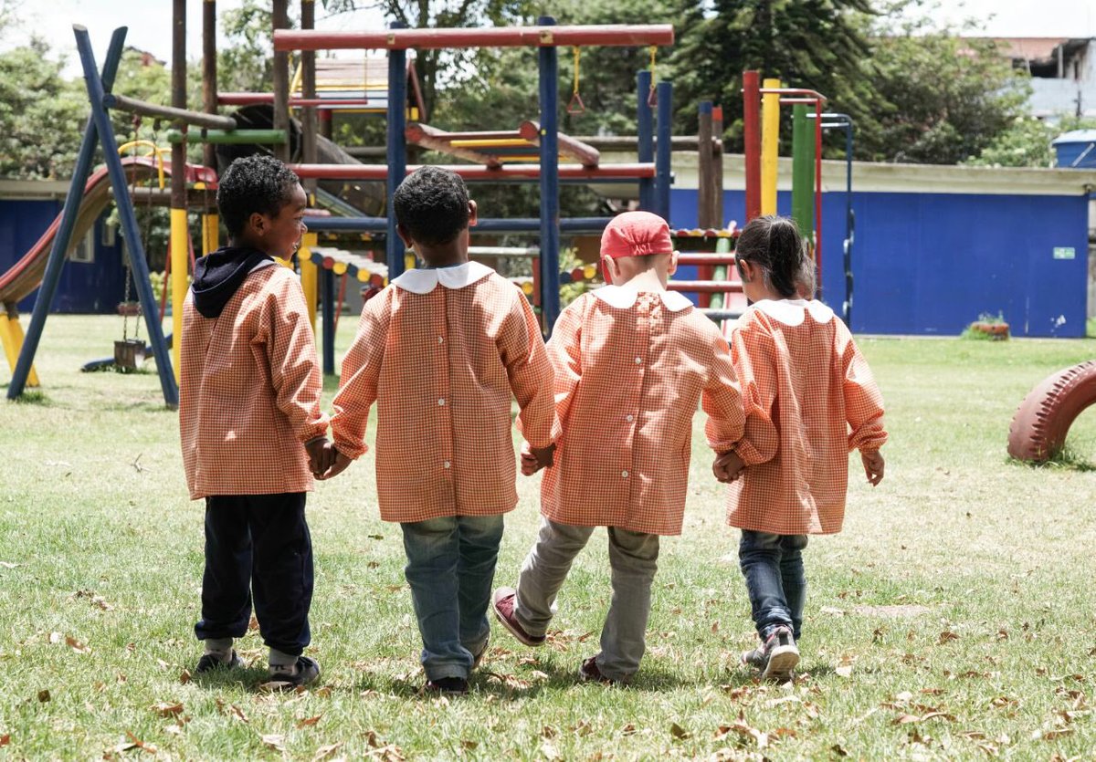 MCarolinaHoyosT's tweet image. La luz de la esperanza se hace más fuerte cuando permanecemos unidos. El compañerismo y la colaboración hacen parte de la formación en valores que reciben miles de niños, niñas y jóvenes para cambiar su visión del futuro. @solidaridadxcol #ProyectosdeVida #LaFelicidadParteDeTi