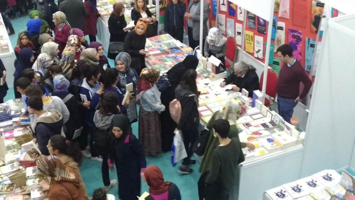 Yazar A. Ali Ural, 5. Siirt Kitap Fuarı'nda düzenlenen söyleşi programı sonrasında okurlarıyla bir araya gelerek kitaplarını imzaladı.