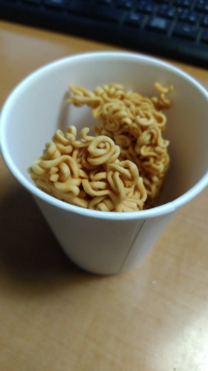 Ruinwalkers 乙かれ提督 V Twitter 宅飲みのシメは 業務スーパーで買ってきたチキンラーメンみたいなママお徳用ラーメンを 業務スーパーで買ってきた紙コップに割入れ 業務スーパーで買ってきた韓国乗り換えの残りを添えてお湯をジャーっと注いだ 磯風味スープの