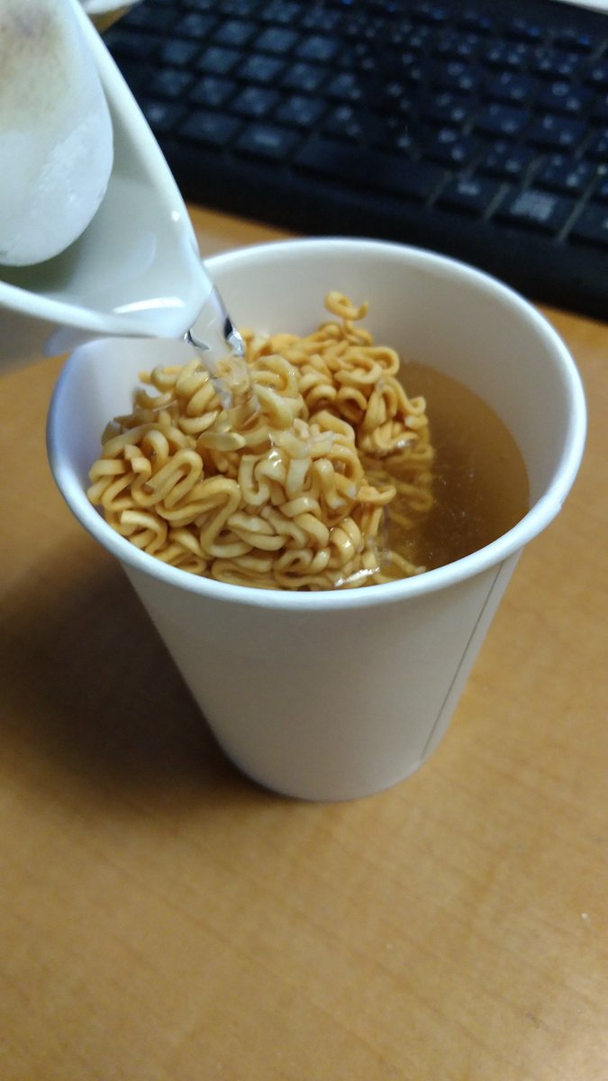 Ruinwalkers 乙かれ提督 V Twitter 宅飲みのシメは 業務スーパーで買ってきたチキンラーメンみたいなママお徳用ラーメンを 業務スーパーで買ってきた紙コップに割入れ 業務スーパーで買ってきた韓国乗り換えの残りを添えてお湯をジャーっと注いだ 磯風味スープの