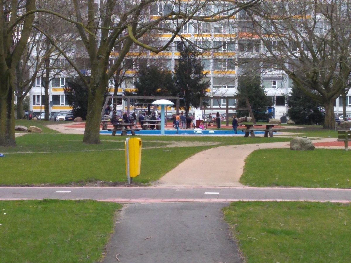 RCOSeriousGamer's tweet photo. daar doen we het voor, plein #THEMAdreven #Overvecht druk met spelende kinderen en ouders, weer helpt eindelijk beetje mee https://t.co/9N0GqoQQtp