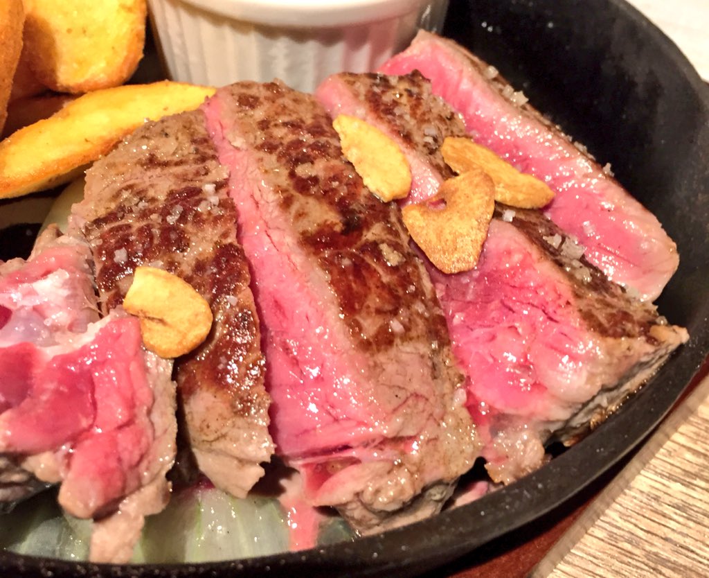 おいでよ名古屋 おいなご 金シャチ横丁 宗春ゾーン Pop Overのローストビーフポップオーバーサンド 750円 を食べに 名古屋においでよ モチモチ生地に厚めのローストビーフがしっかり挟まれた 素敵な新食感サンドだよ 熟成肉のステーキも美味しいから