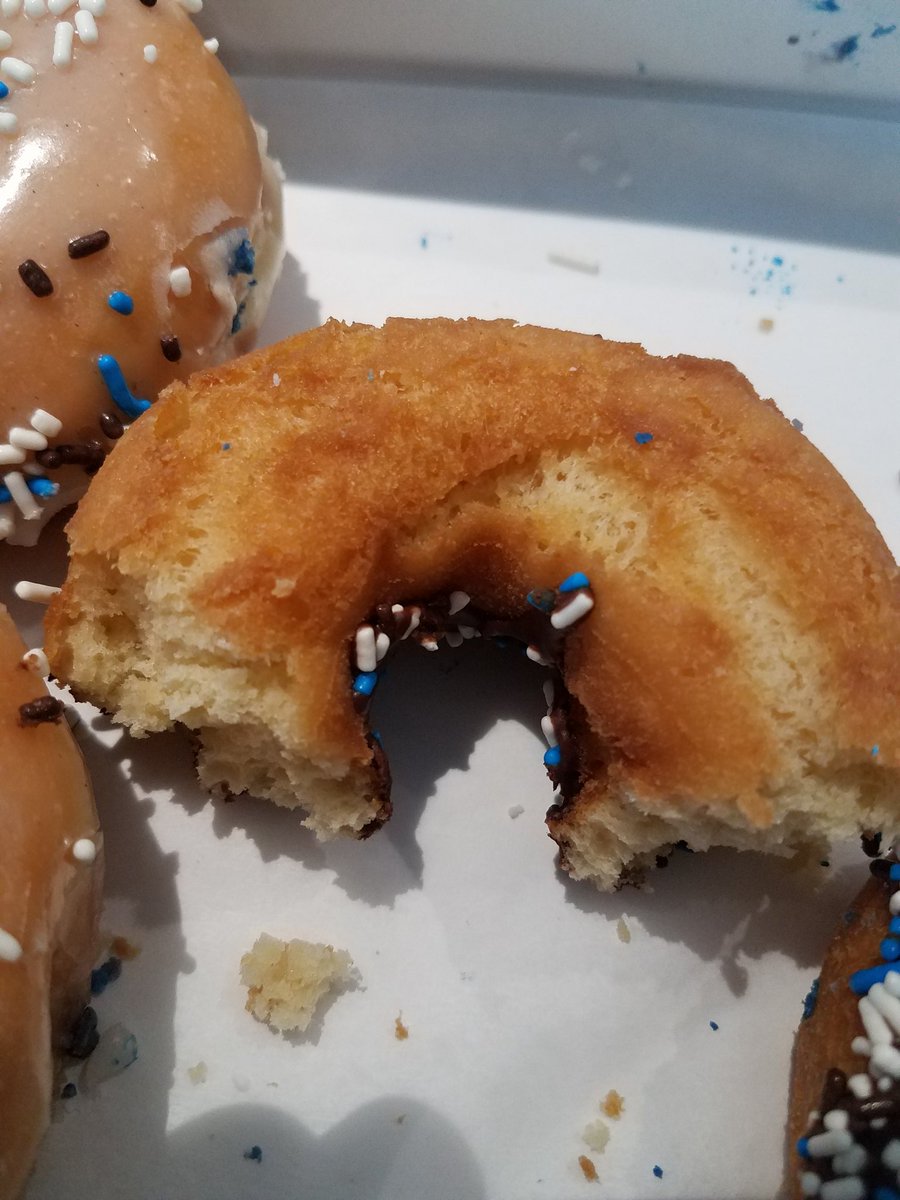 DanaWessel's tweet photo. This is what @GiselleUgarte does when we get donuts dropped off. She picks at every single one, ruining them for everybody else. SHAME HER INTERNET https://t.co/CSyLjypC1n