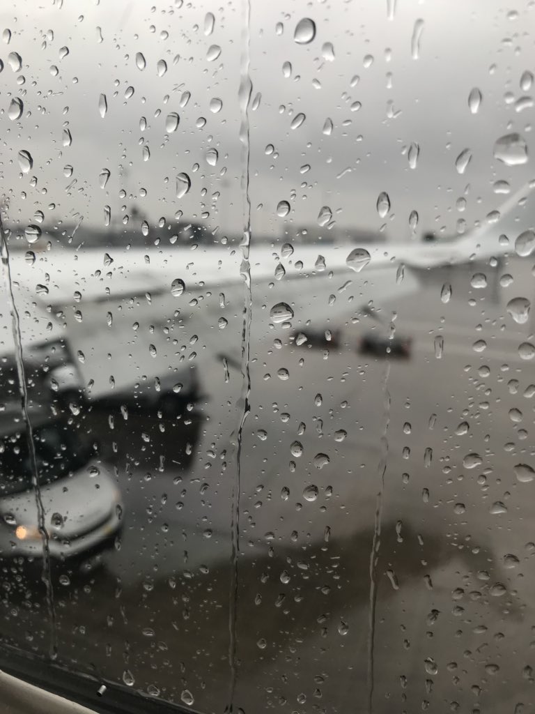 Emergency <a href="/AA_MRO/">AmericanAirlines MRO</a> landing at London. Don’t know when things will clear up and when I’ll be back 😑😑😑