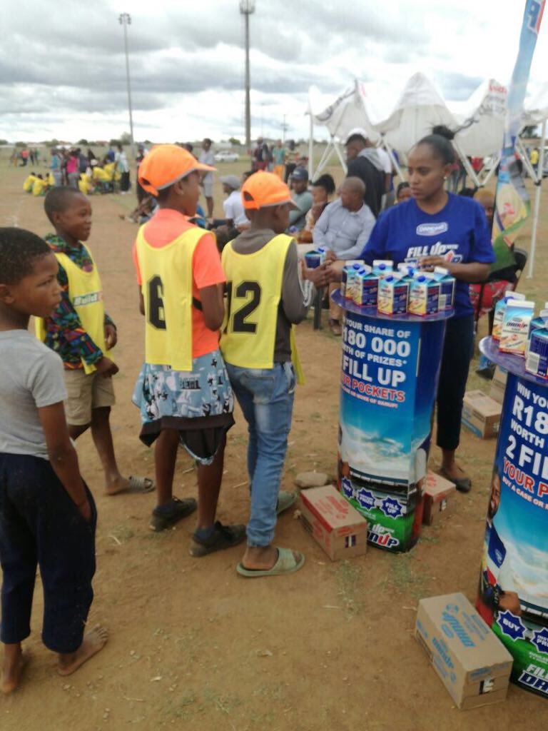 IIKHUNE_32_16's tweet photo. The kids are #FiilingUp with @danup_sa at #KhuneLegacyTournament #BeThatGuy #TeamDanUp π #ThankYouFam ππ» #WeRiseByLiftingOthers #TeamNike https://t.co/03qPqYqz5p