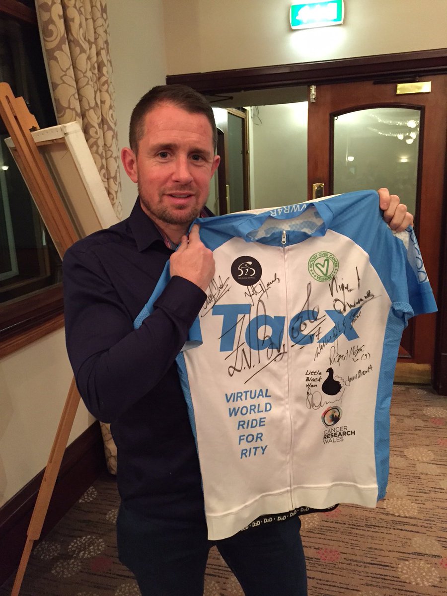 As we r set to leave @Aberdare_RFC Massive TY to <a href="/ShaneWilliams11/">Shane Williams</a>  for being latest #welsh #rugby #legend to sign our <a href="/d2dcycling/">d2dcyclingclothing</a> jersey which will b auctioned post ride 😀 <a href="/TheEventsRoom/">The Events Room</a> 👍⭐️ <a href="/Bowel_Cancer_UK/">Bowel Cancer UK</a> <a href="/cancer_wales/">Cancer Research Wales | Ymchwil Canser Cymru</a> <a href="/Velindre/">Velindre Cancer Centre Fundraising</a>