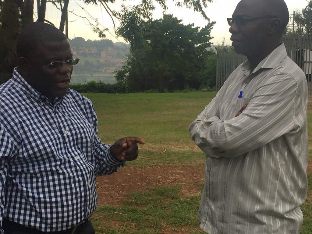 Baminisita n’Abakungu ba Kabaka nga bakulembeddwamu Katikkiro mu lusirika nga bakubaganya ebirowoozo ku nsonga enkulu ezifa ku @BugandaOfficial