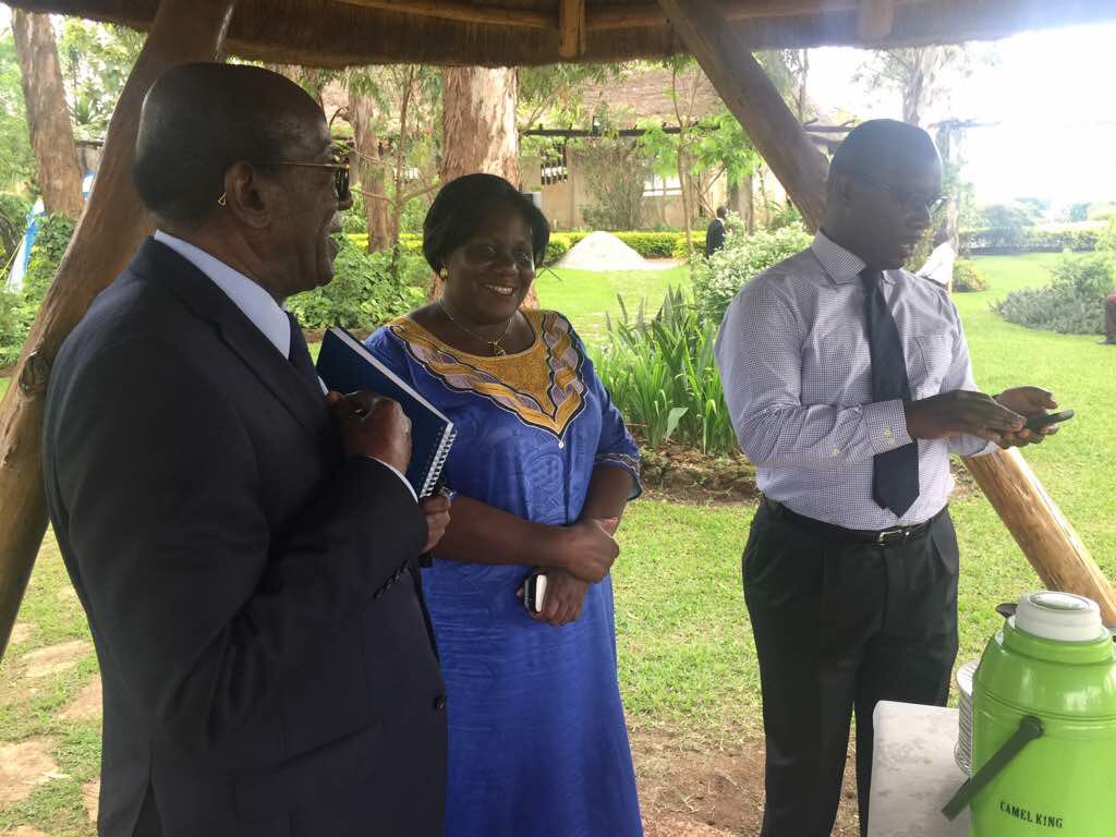 cpmayiga's tweet photo. Baminisita n’Abakungu ba Kabaka nga bakulembeddwamu Katikkiro mu lusirika nga bakubaganya ebirowoozo ku nsonga enkulu ezifa ku @BugandaOfficial https://t.co/XGEaRgVKaD
